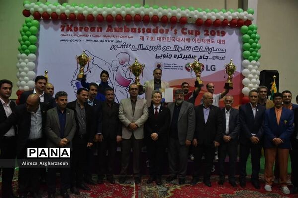 اهدای مدال مسابقات تکواندو قهرمانی کشور