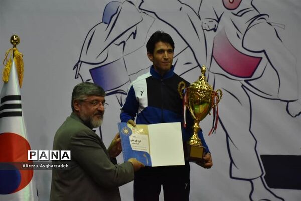 اهدای مدال مسابقات تکواندو قهرمانی کشور