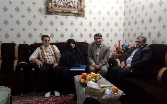 دیدار مدیر کل آموزش و پرورش استان و هیئت همراه با خانواده گرانقدر شهید والا مقام عظمت سلیمی
