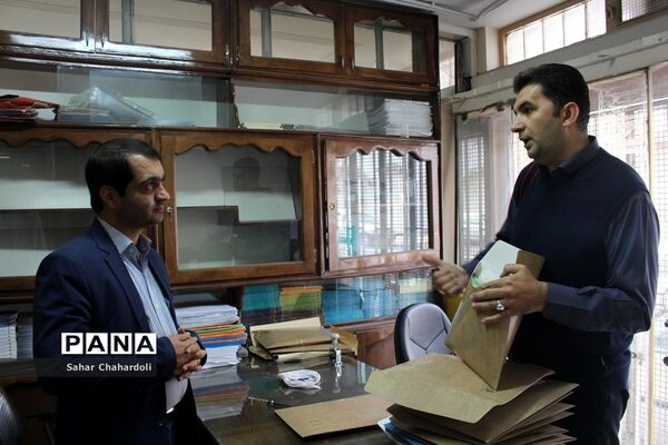 بازدید رئیس سازمان دانش‌آموزی همدان از مرکز مدیریت اسناد و کتابخانه ملی منطقه غرب کشور