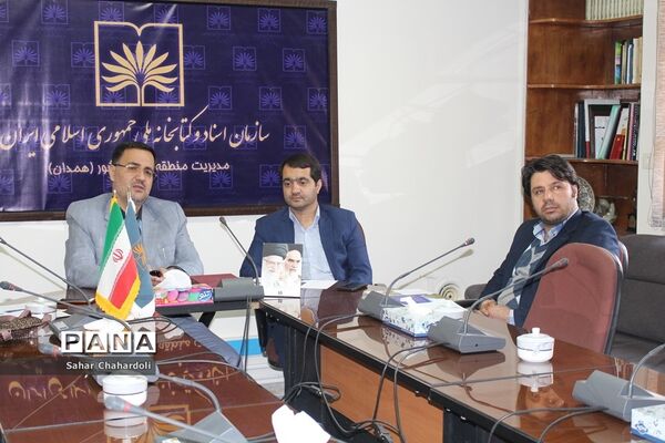 بازدید رئیس سازمان دانش‌آموزی همدان از مرکز مدیریت اسناد و کتابخانه ملی منطقه غرب کشور