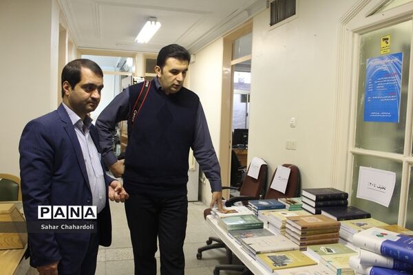 بازدید رئیس سازمان دانش‌آموزی همدان از مرکز مدیریت اسناد و کتابخانه ملی منطقه غرب کشور