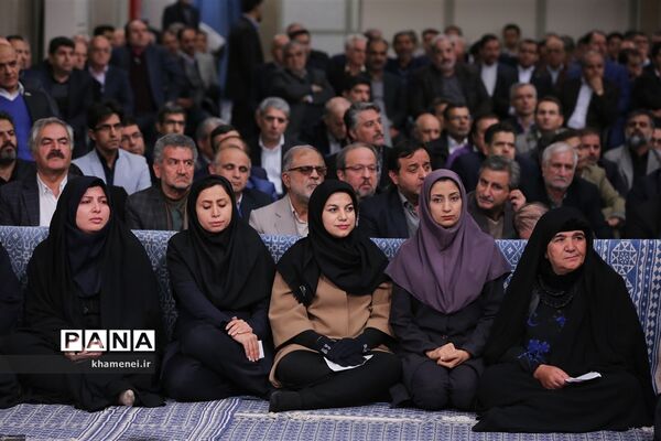 دیدار جمعی از تولیدکنندگان، کارآفرینان و فعالان اقتصادی با رهبر انقلاب اسلامی
