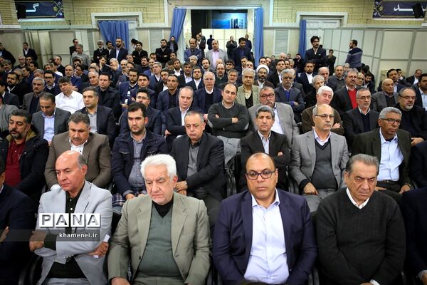 دیدار جمعی از تولیدکنندگان، کارآفرینان و فعالان اقتصادی با رهبر انقلاب اسلامی