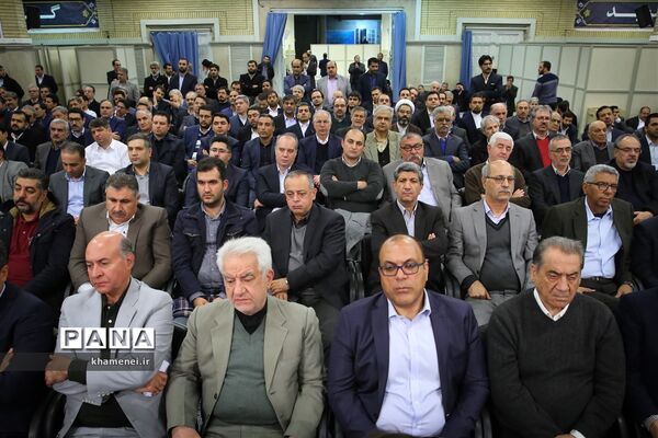 دیدار جمعی از تولیدکنندگان، کارآفرینان و فعالان اقتصادی با رهبر انقلاب اسلامی