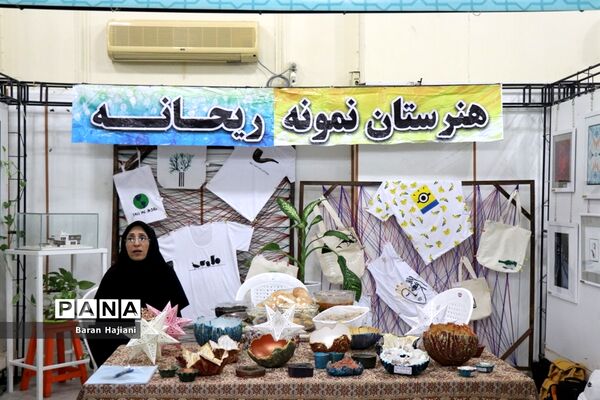 افتتاحیه نمایشگاه دست سازه‌های دانش‌آموزان  با مشارکت اولیا در بوشهر