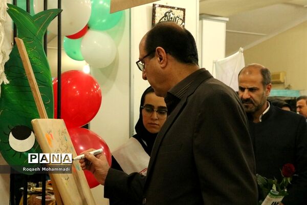 افتتاحیه نمایشگاه دست سازه‌های دانش‌آموزان  با مشارکت اولیا در بوشهر