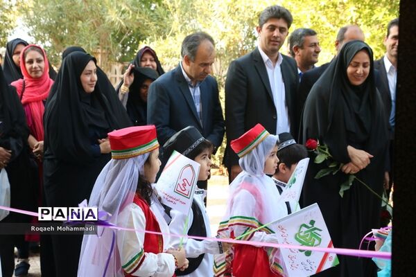 افتتاحیه نمایشگاه دست سازه‌های دانش‌آموزان  با مشارکت اولیا در بوشهر