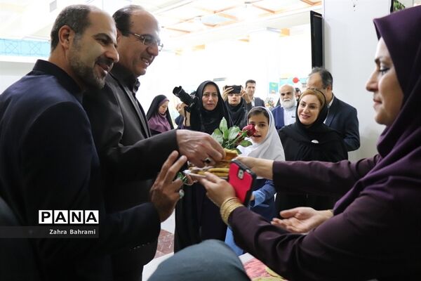افتتاحیه نمایشگاه دست سازه‌های دانش‌آموزان  با مشارکت اولیا در بوشهر