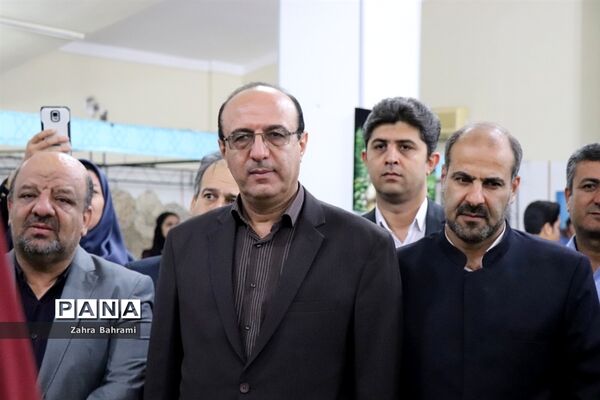 افتتاحیه نمایشگاه دست سازه‌های دانش‌آموزان  با مشارکت اولیا در بوشهر