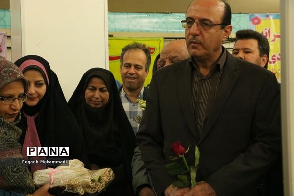 افتتاحیه نمایشگاه دست سازه‌های دانش‌آموزان  با مشارکت اولیا در بوشهر