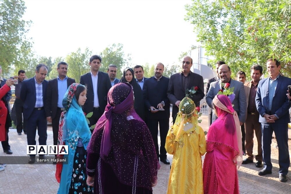 افتتاحیه نمایشگاه دست سازه‌های دانش‌آموزان  با مشارکت اولیا در بوشهر