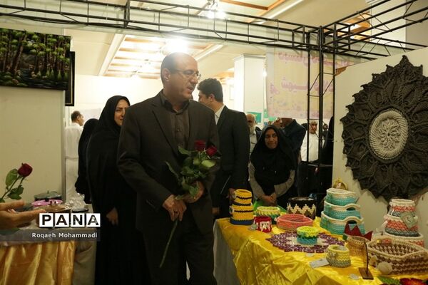 افتتاحیه نمایشگاه دست سازه‌های دانش‌آموزان  با مشارکت اولیا در بوشهر