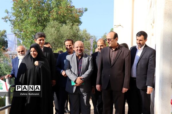 افتتاحیه نمایشگاه دست سازه‌های دانش‌آموزان  با مشارکت اولیا در بوشهر