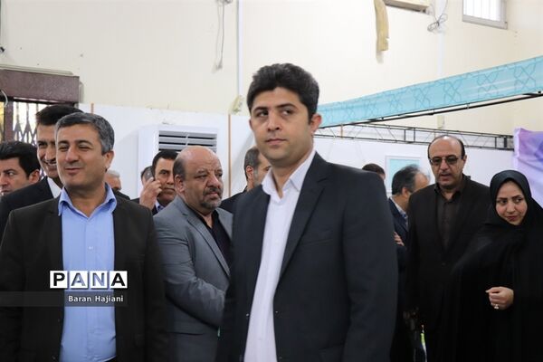 افتتاحیه نمایشگاه دست سازه‌های دانش‌آموزان  با مشارکت اولیا در بوشهر