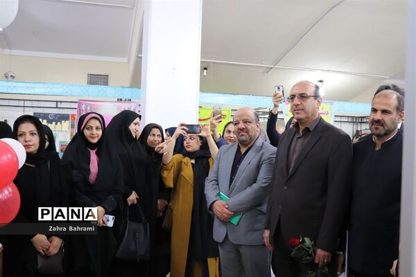 افتتاحیه نمایشگاه دست سازه‌های دانش‌آموزان  با مشارکت اولیا در بوشهر