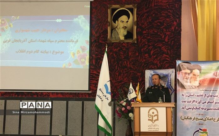 معلمان سرمایه های اجتماعی و معنوی آینده جامعه را خلق می کنند