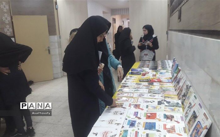 برگزاری  نمایشگاه کتاب در آموزشگاه فرزانگان کاشمر