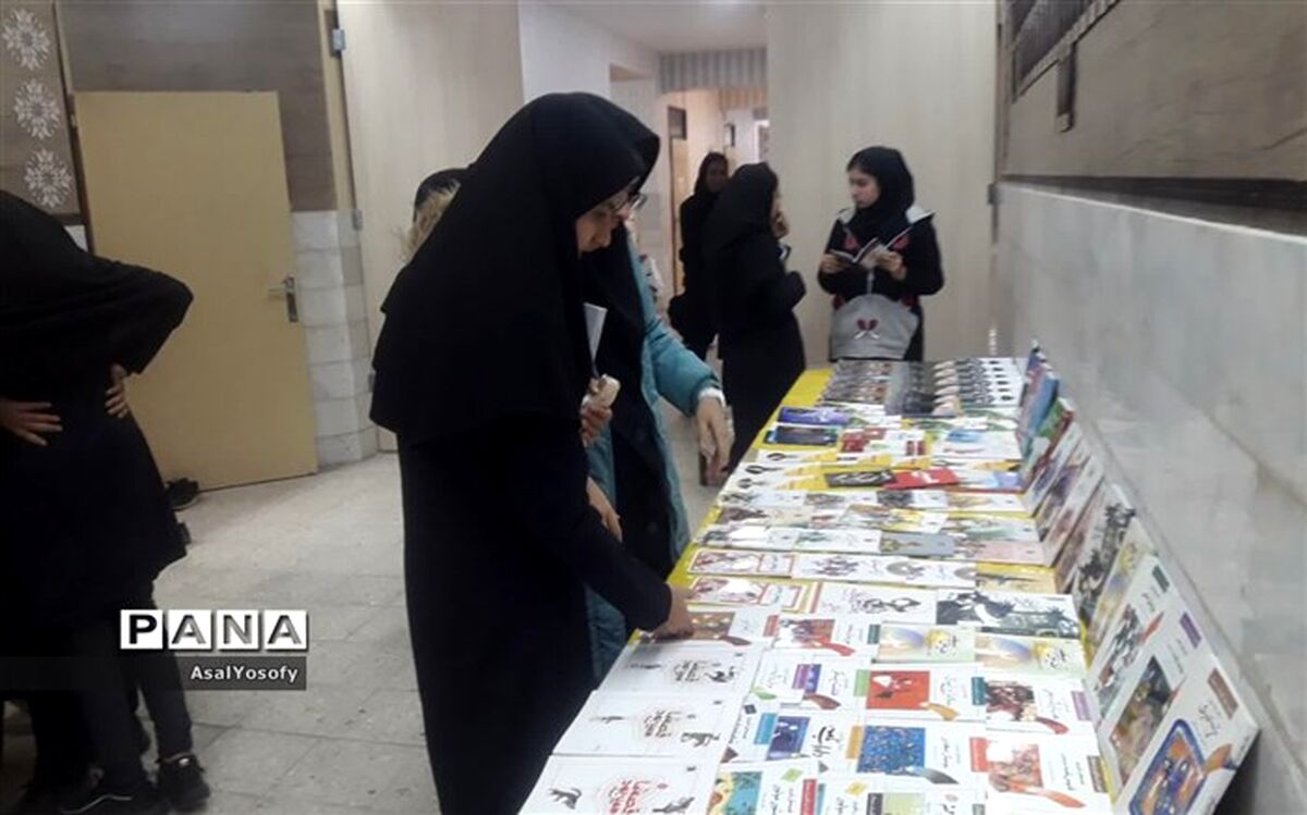 برگزاری  نمایشگاه کتاب در آموزشگاه فرزانگان کاشمر