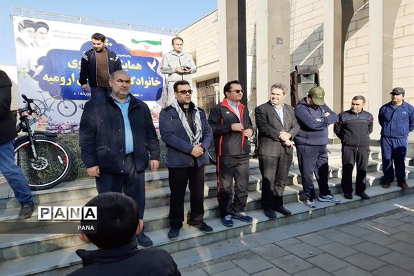 پیاده‌روی فرهنگیان بسیجی به‌مناسبت گرامیداشت هفته بسیج در ارومیه