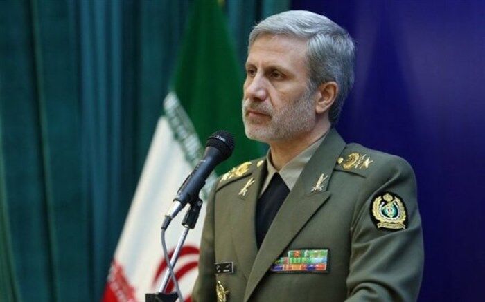 وزیر دفاع: باتمام قوا حتما در جنگ اقتصادی پیروز خواهیم شد