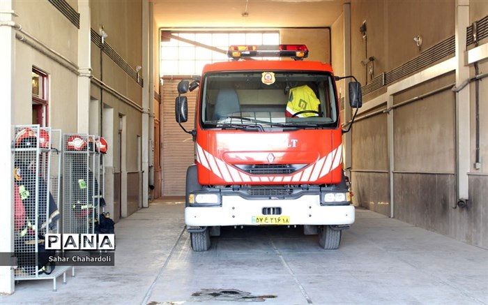 مصدومیت ۲ نفر بر اثر آتش‌سوزی مغازه‌ای در خیابان دلاوران