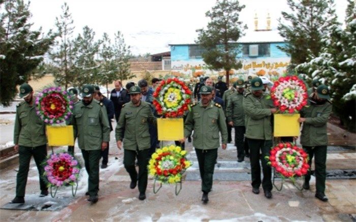 قبور شهدای گلزار مرکزی شهر تفت غبارروبی شد