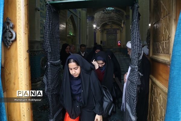 اعزام دانش آموزان دختر یزدی  به اردوی راهیان نور