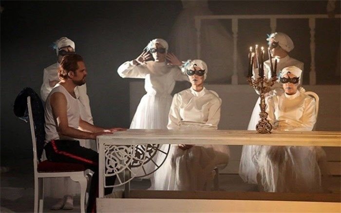 12 نمایش روی صحنه های تئاتر تهران