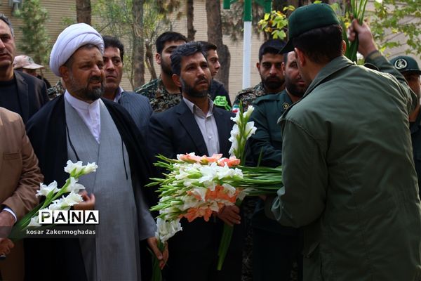 عطر افشانی گلزار شهدای رباط کریم به مناسبت هفته بسیج