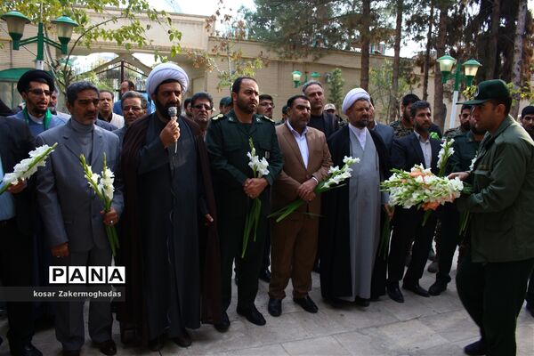 عطر افشانی گلزار شهدای رباط کریم به مناسبت هفته بسیج