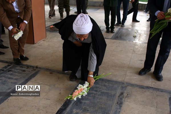 عطر افشانی گلزار شهدای رباط کریم به مناسبت هفته بسیج