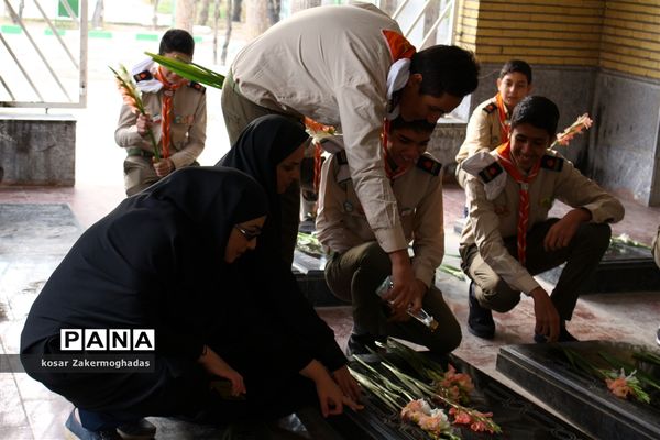 عطر افشانی گلزار شهدای رباط کریم به مناسبت هفته بسیج