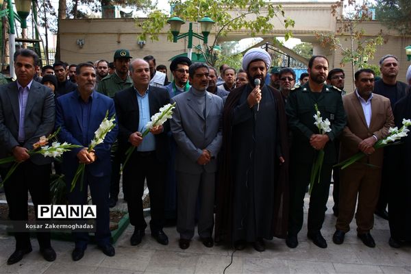 عطر افشانی گلزار شهدای رباط کریم به مناسبت هفته بسیج