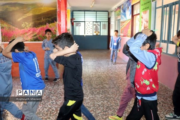 مانور سراسری زلزله در دبستان شهید عاشوری بوشهر