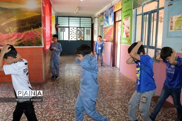 مانور سراسری زلزله در دبستان شهید عاشوری بوشهر
