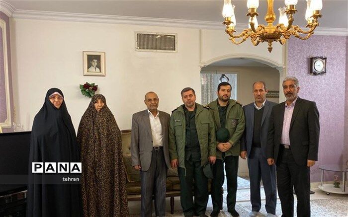 دیدار مدیر منطقه 8 با خانواده شهید علی خلیلی