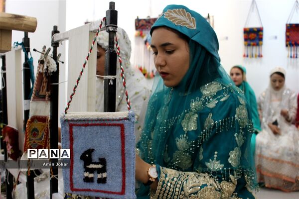 نمایشگاه صنایع دستی بافت و هنر فرش دانش‌آموزان هنرستان ولایت آباده طشک
