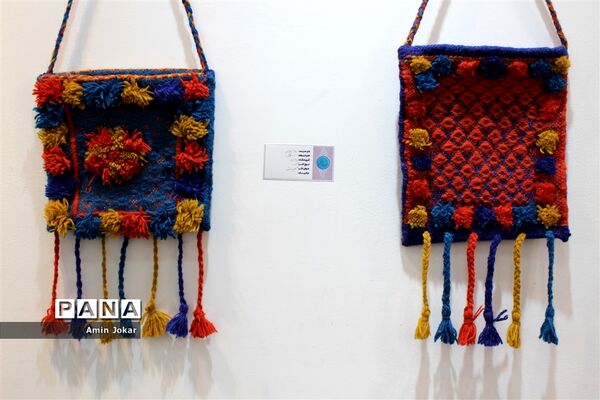 نمایشگاه صنایع دستی بافت و هنر فرش دانش‌آموزان هنرستان ولایت آباده طشک