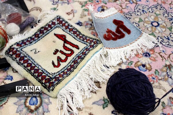 نمایشگاه صنایع دستی بافت و هنر فرش دانش‌آموزان هنرستان ولایت آباده طشک