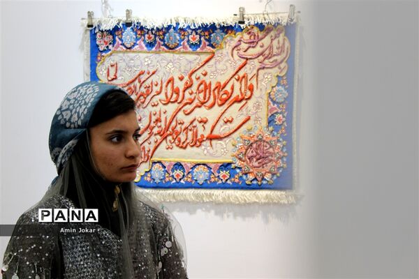 نمایشگاه صنایع دستی بافت و هنر فرش دانش‌آموزان هنرستان ولایت آباده طشک