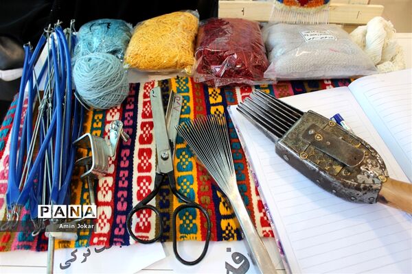 نمایشگاه صنایع دستی بافت و هنر فرش دانش‌آموزان هنرستان ولایت آباده طشک