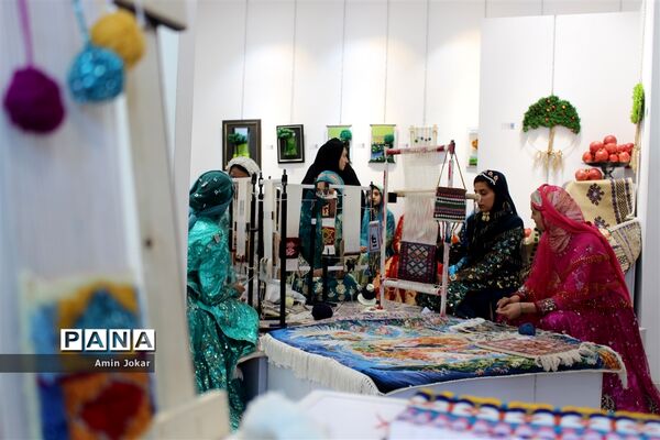 نمایشگاه صنایع دستی بافت و هنر فرش دانش‌آموزان هنرستان ولایت آباده طشک