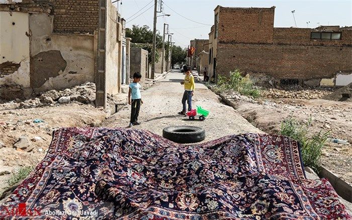 سرها در گریبان است