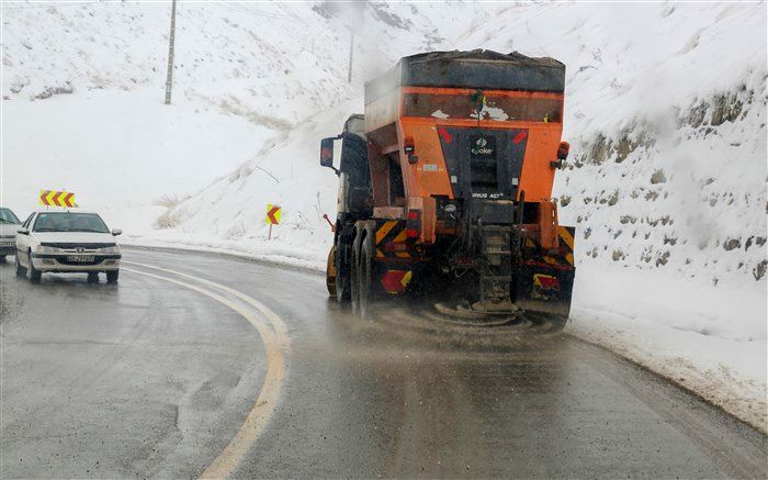 33 اکیپ راهداری در محورهای مواصلاتی مازندران مستقر شدند