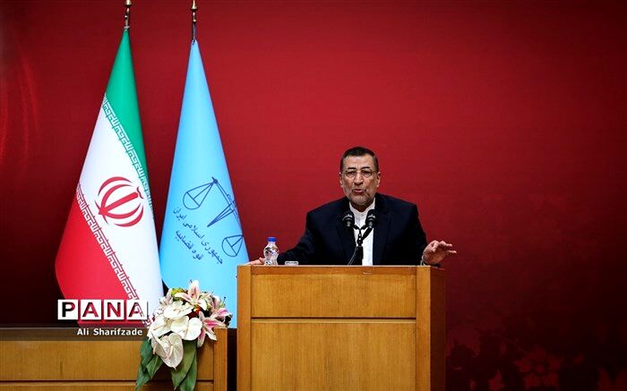 وزیردادگستری: در تلاشیم آثار تورمی افزایش قیمت بنزین را به حداقل برسانیم