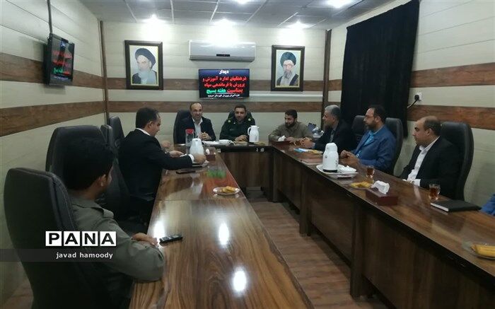 دیدارمدیر آموزش وپرورش  حمیدیه  به همراه جمعی از فرهنگیان  بافرماندهی ناحیه مقاومت بسیج امام رضا(ع)