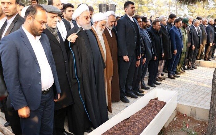 عکسی از نماز خواندن حسن روحانی بر پیکر خواهرش