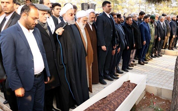 عکسی از نماز خواندن حسن روحانی بر پیکر خواهرش