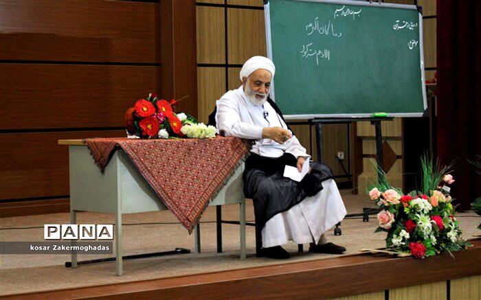 ضبط برنامه تلوزیونی درس هایی از قرآن در رباط کریم